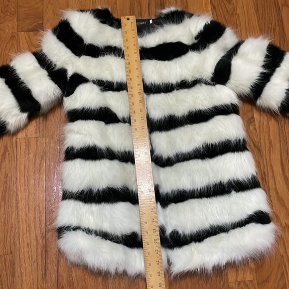 Woman’s Faux Fur Coat with hook loop wire closures that blend in Large Wenxi - Picture 11 of 14